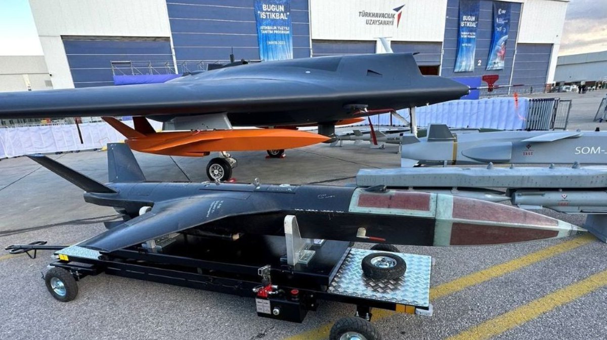 TurkishCentury's tweet photo. 🚀 #SuperSImsek is a little-known but extremely versatile weapon that has recently joined Turkish #AirForce inventory.
This aircraft can be configured in 4 ways: As a missile, as a kamikaze #drone, as an RF/EW decoy, and as a high-speed target aircraft for testing missiles.
It weights around 200kg and can carry a 35kg warhead to a distance of 900km. It can be deployed from larger UCAVs like Anka, Anka-3 (pictured below in the background) and Aksungur. Additionally, it can also be surface-launched with a rocket booster.
It has a top speed of 0.85 Mach, and a flight ceiling of 35,000 feet. A built-in AI computer allows for many types of missions, including self-guided swarm attacks with other drones.
#SüperŞimsek is especially excellent in the role of complex #ElectronicWarfare and decoy attacks designed to trick and suppress enemy #airdefense systems. 🇹🇷