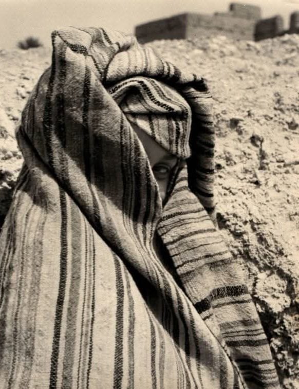 Berber_history's tweet photo. للإشارة ثقافة تصوير النساء الحرات الامازيغيات كانت ثقافة ممنوعة لهذا اغلب الصور المنتشرة تكون للعبدات او إذا كان هناك ضغط من بعض النكرات من الشيوخ في الغالب كان إظهار جزء من العين فقط مثل بالصورة
ثقافة الدياثة وإظهار نساء البربر للغريب ممنوعة وكان التصوير حراما فما بالك بالاجنبي https://t.co/wvuphGZ7Nf