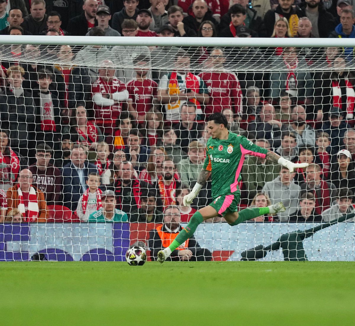 unalmemic's tweet photo. Şampiyonlar Ligi'nde bize son 16 heyecanı, aynı sezonda 2 kez Liverpool galibiyeti ve Juventus'u eleme gururu yaşatan herkese teşekkür ederiz. 
Şimdi 26. şampiyonluğa konsantre olma zamanı 🟨🟥 https://t.co/0kMAb52thy