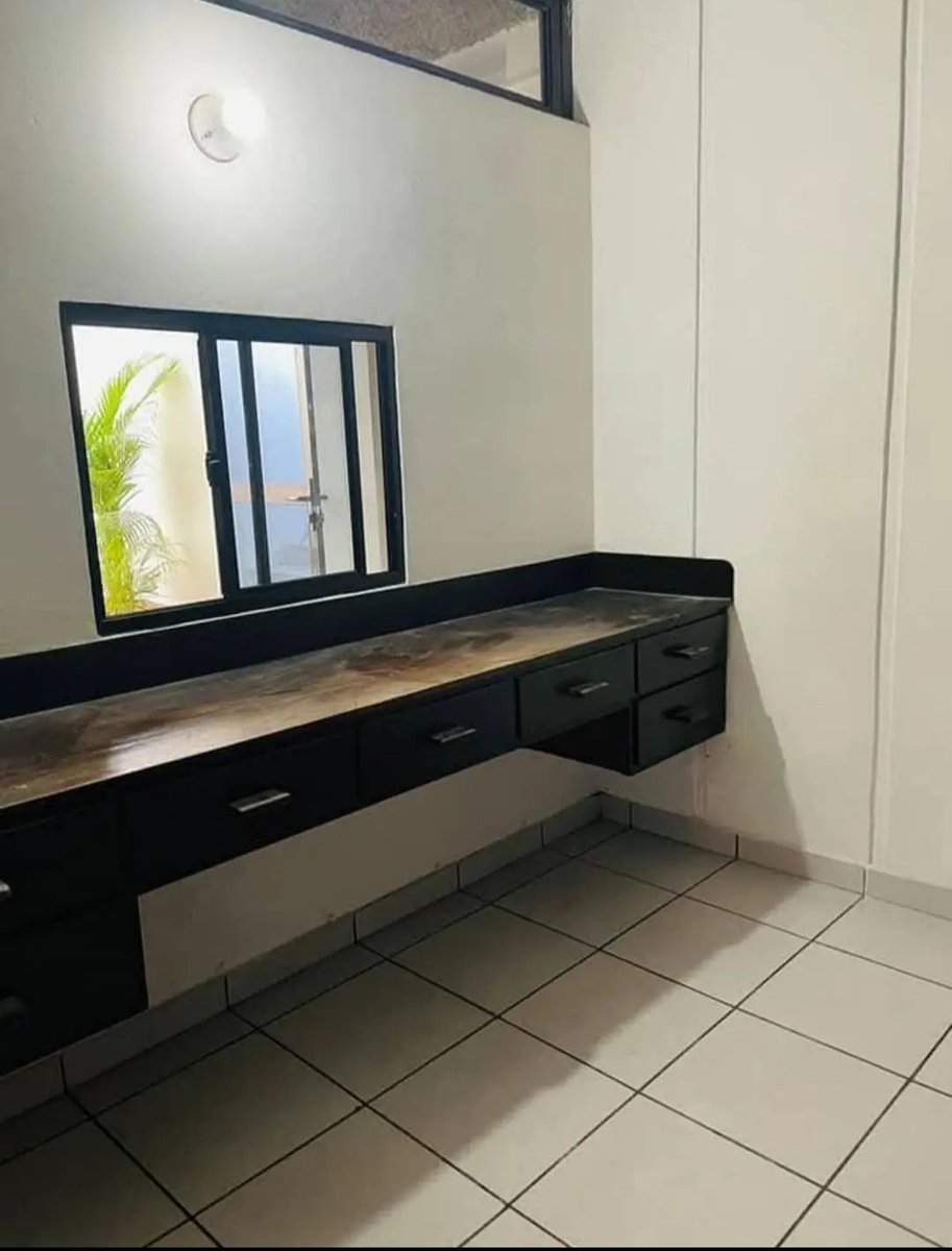 DominiqueJeanpi's tweet image. Office space for rent in prime medical area 🏥
Ideal for office or walk-in business
1 parking space included
High-traffic, central location
Restaurants &amp;amp; pharmacies next door
DM for details
available starting june
#OfficeForRent #CommercialSpace #ElSalvador #sansalvador