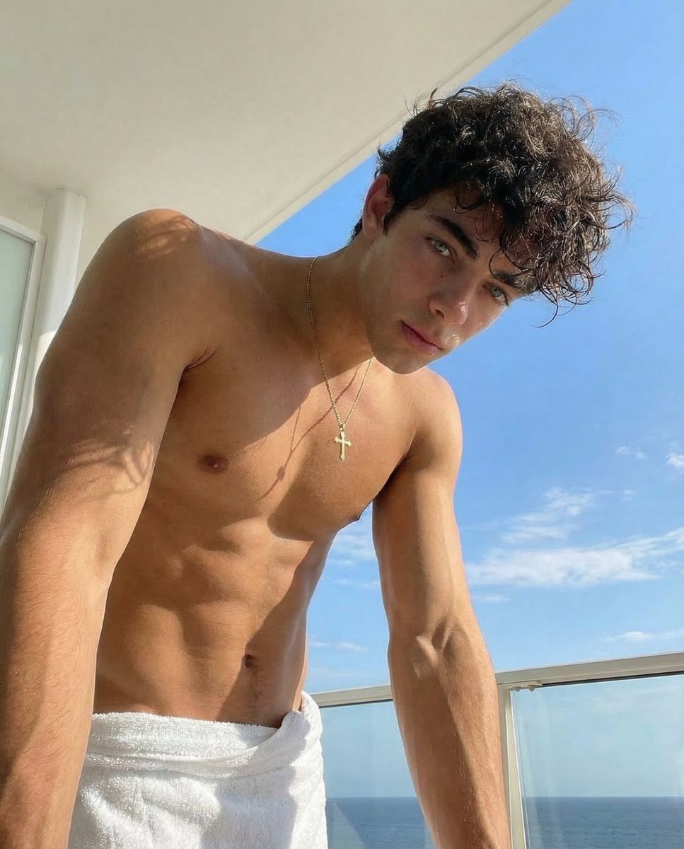 RileyMoonboy's tweet photo. spring is in the air! I want fall in love sooo bad… 

#twink #gay #spring #love #lgbt https://t.co/k3hmXOmazx