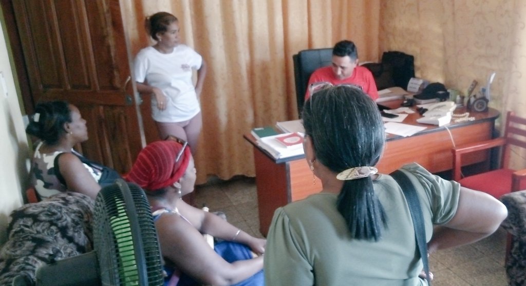 AMPPMella's tweet photo. #Mella,#SantiagoDeCuba.Germán Fajardo Frías Diputado al Parlamento Cubano y Presidente de  AMPP en Mella, y su Vicepresidenta, en vínculo con delegados de circunspcrnes. 11, 13, 14 y 20 los que rinden cuenta de su gestión comunitaria. #LosDesafiosDelPoderPopular, #TodoPorElPueblo https://t.co/NBUXFdTVt5