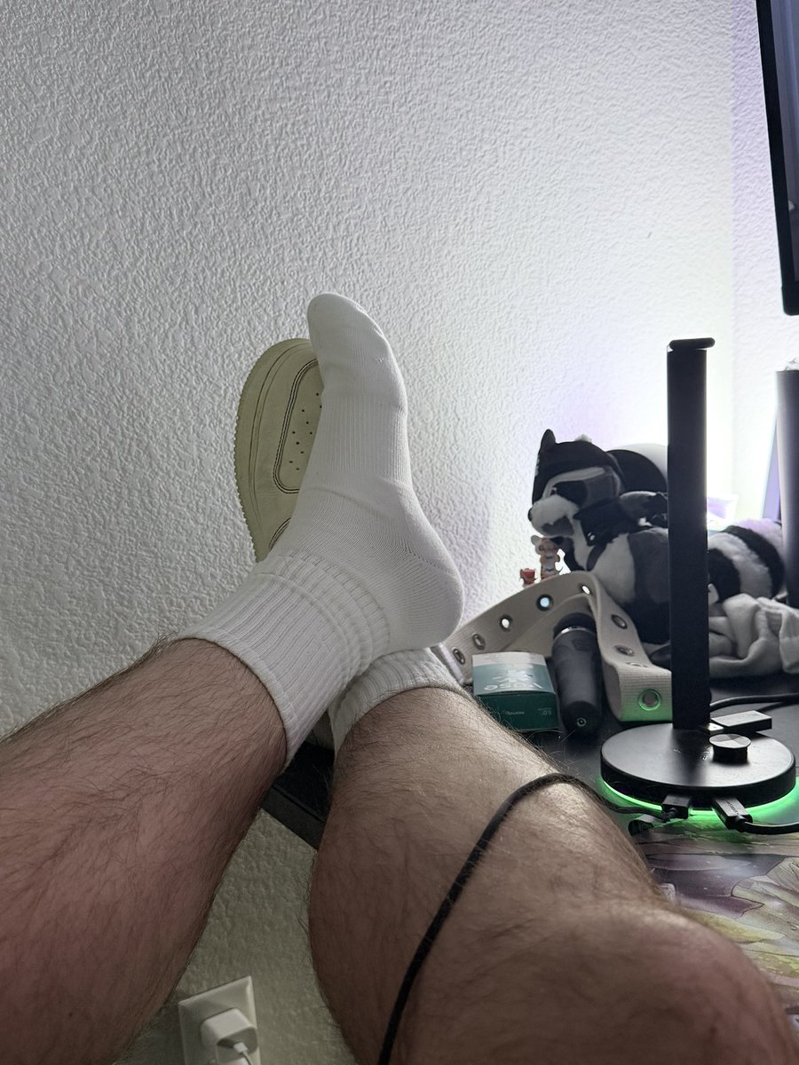 Captive83 tweet media