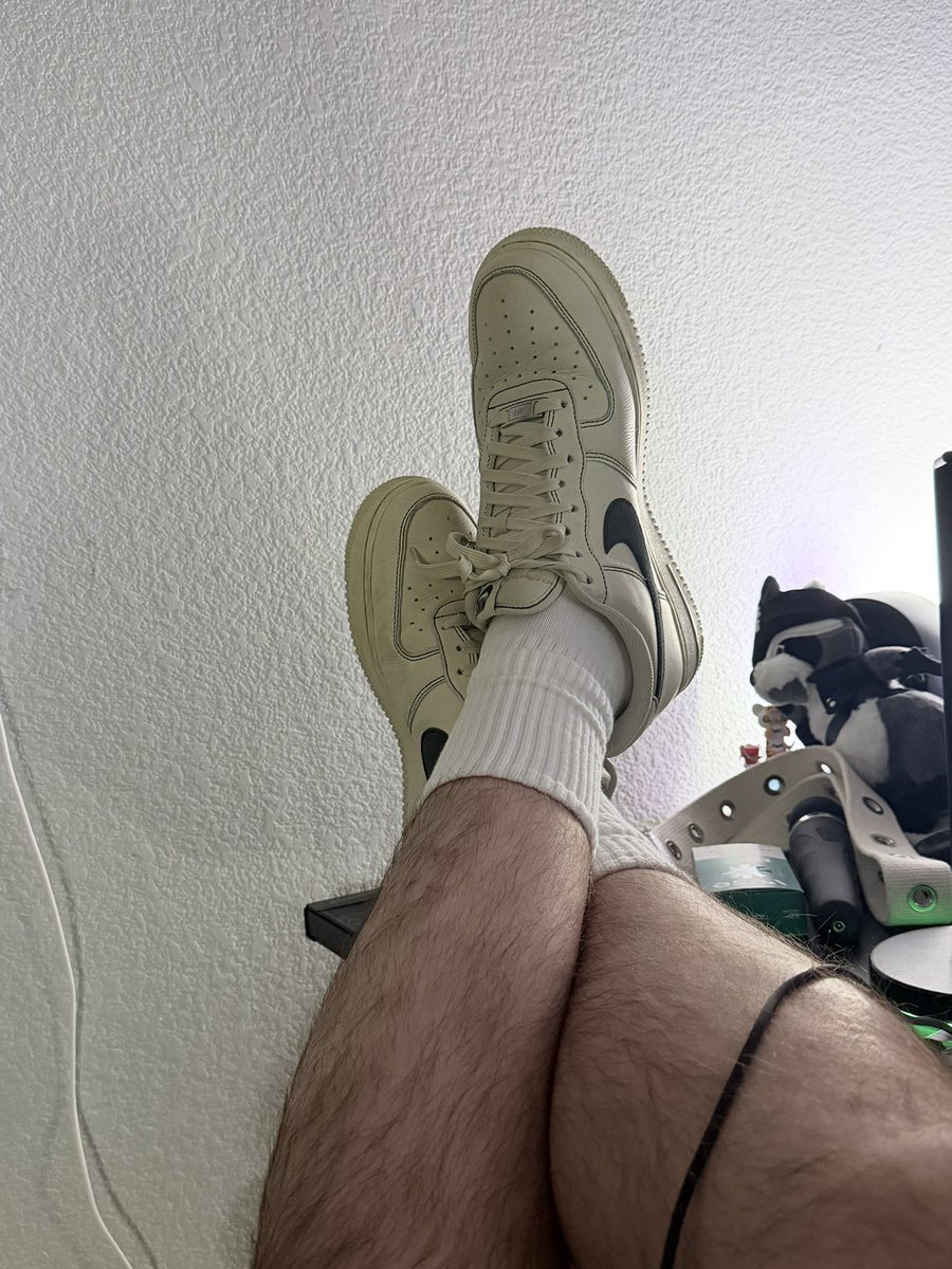 Captive83 tweet media