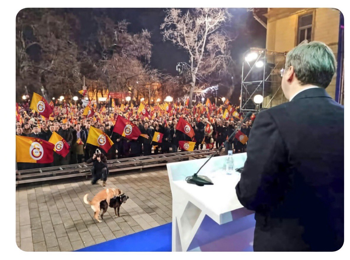 Malum camianın önde gelen bir yöneticisi Liverpool’un galibiyetini taraftarlarına izah ederken özel eğitimli köpekler de  işitme engelli taraftarlara işaret diliyle anlatıyor #LIVvGS ÖLDÜİBNELER