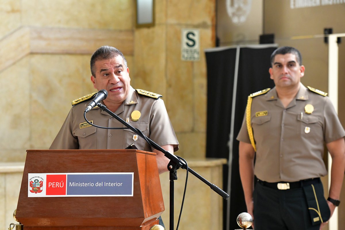 MininterPeru's tweet photo. El comandante general de la PNP, Óscar Arriola, expresó su respaldo a la gestión del ministro José Zapata: “Nos ponemos a su disposición para hacer un solo equipo contra el crimen y asumimos el compromiso de trabajar por los objetivos del Plan Nacional de Seguridad Ciudadana”. https://t.co/YF5xnrskpQ