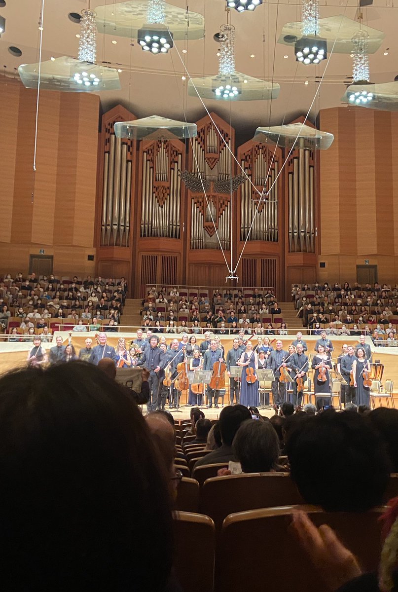 UtakoHarada's tweet photo. 去年から楽しみにしていたコンサートへ🎻
五嶋みどりさんのVn、ずっと聴いてみたかったの〜🥰
1音1音に魂を込めて弾かれていたメンデルスゾーン✨
変な言い方ですが、極上の蜂蜜の中を泳いでいるような、濃厚で芳醇な音色が、感動的で眩しかった✨これが世界のMIDORI🤩
洗練されたバッハも美しかった🥹 https://t.co/8XFFhyF8FU
