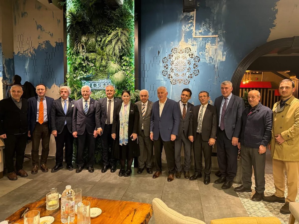 İftar sonrası Üsküdar’da Rize İkizdereli dostlarımızın çay sohbetine ortak olduk.