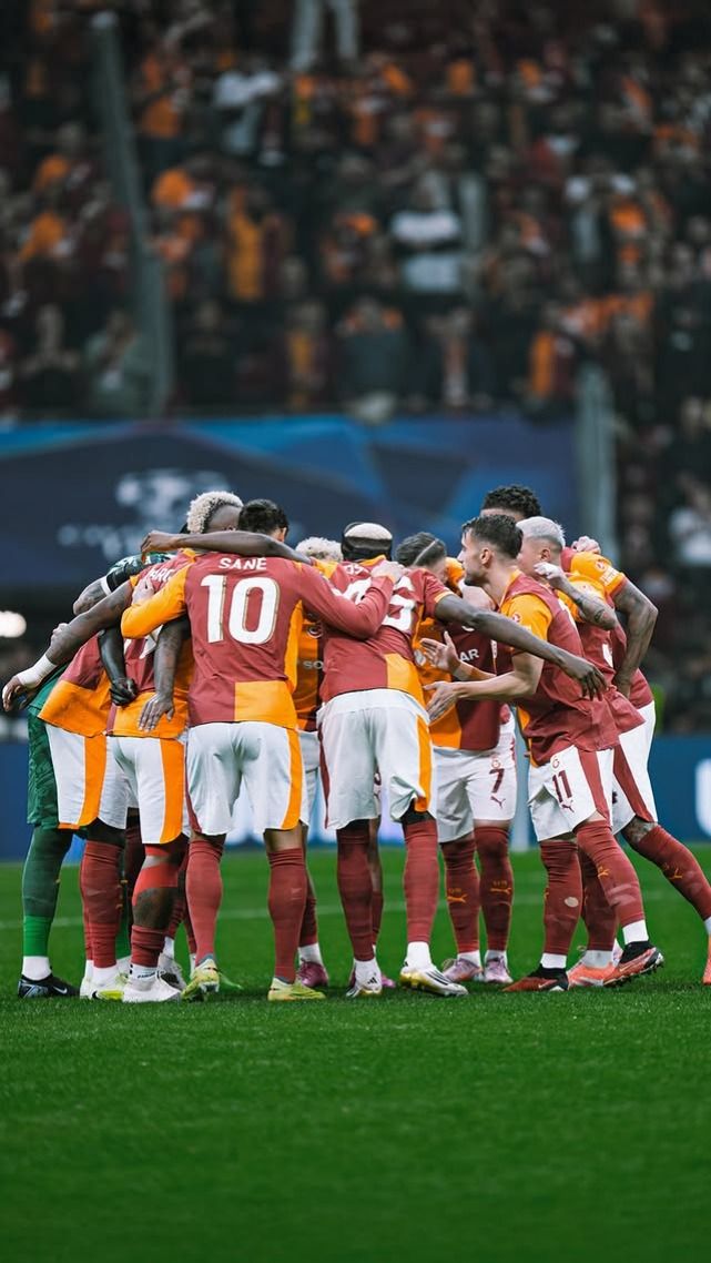 2013’ten sonra bize o duyguları yeniden hatırlatan, Galatasaray tarihinin ne kadar büyük ve kıymetli olduğunu kalbimizin en derininde yeniden hissettiren; sahada ter döken futbolcusundan, kulübede emek veren teknik ekibine kadar bu taraftar sizinle gurur duyuyor🦁💛❤️ 
#LIVvGS