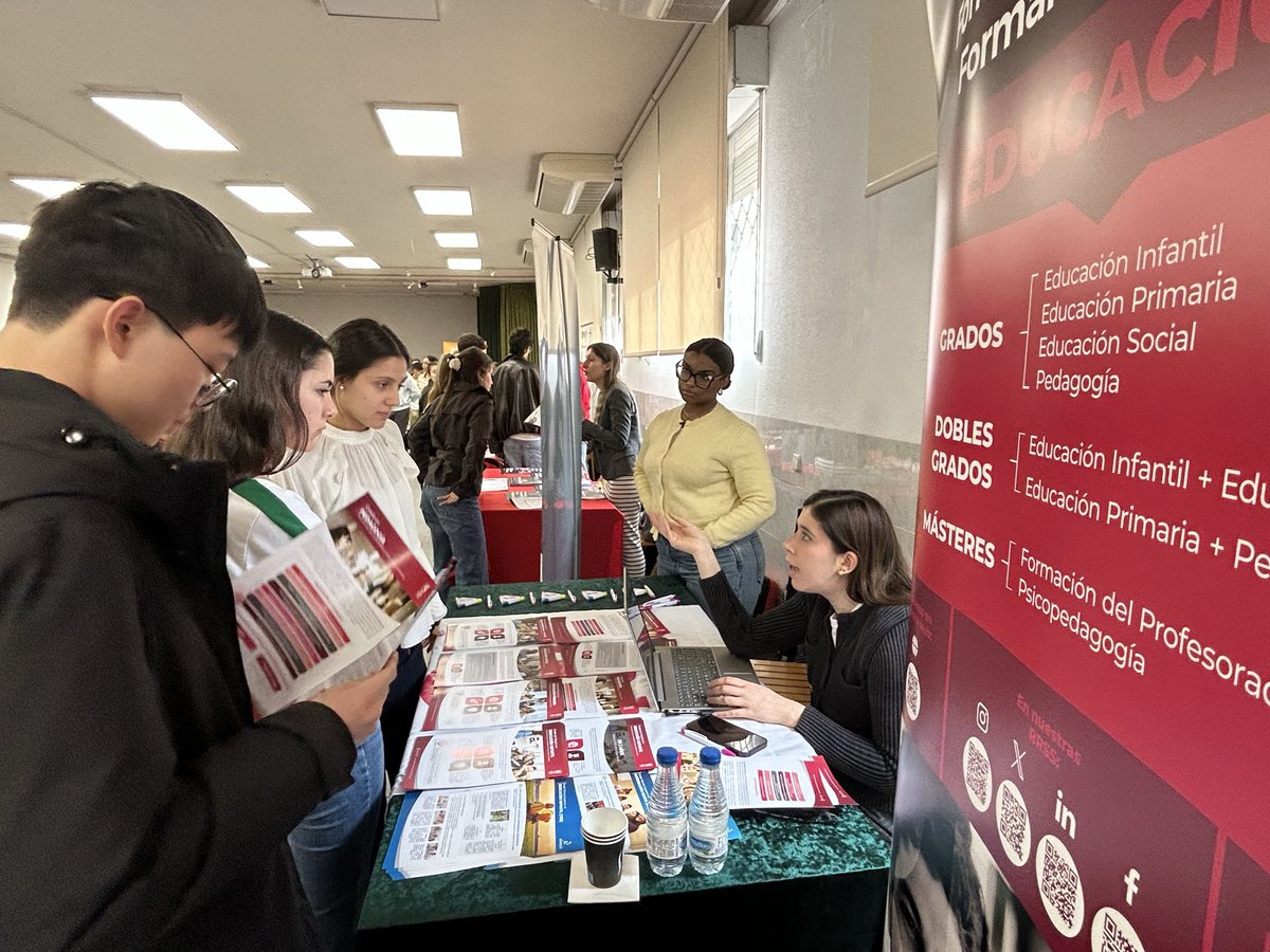 nazaretoporto's tweet photo. Nuestro colegio ha acogido una jornada de orientación académica para alumnos de 4º ESO y Bachillerato 🎓 Distintas universidades han compartido su oferta y resuelto dudas en un ambiente cercano. Una gran oportunidad para avanzar en decisiones sobre su futuro. #Orientación https://t.co/713Bv4PZq2