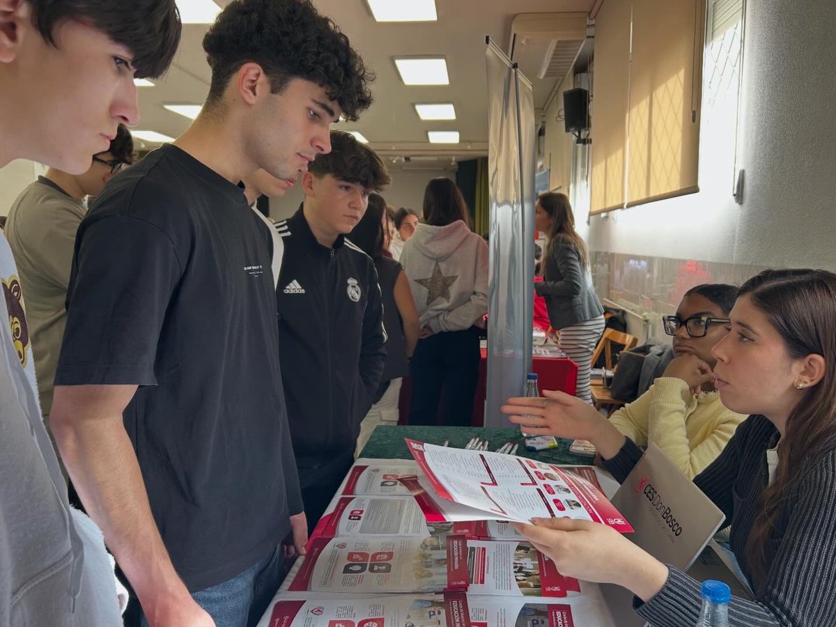 nazaretoporto's tweet photo. Nuestro colegio ha acogido una jornada de orientación académica para alumnos de 4º ESO y Bachillerato 🎓 Distintas universidades han compartido su oferta y resuelto dudas en un ambiente cercano. Una gran oportunidad para avanzar en decisiones sobre su futuro. #Orientación https://t.co/713Bv4PZq2