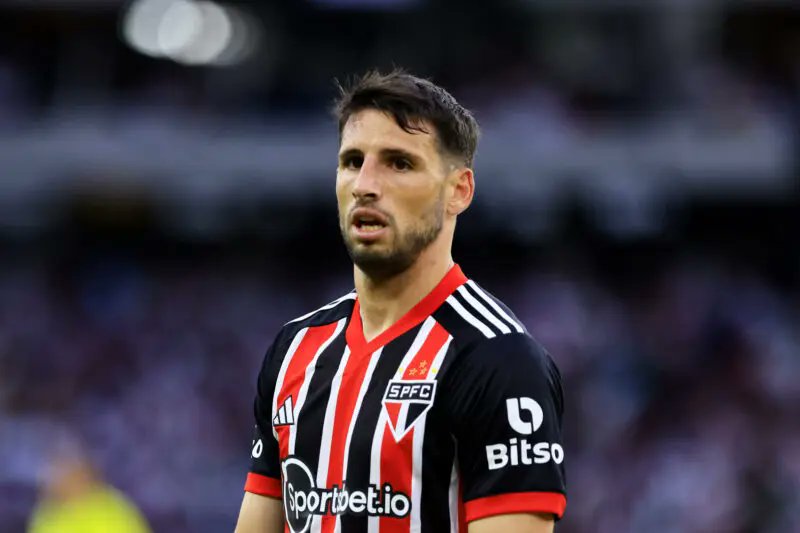 ⚠️ CALLERI NO FLAMENGO? NÃO!

Não procede a informação de que o Flamengo está interessado na contratação do atacante Calleri, do São Paulo.

Conversamos com fontes ligadas à diretoria rubro-negra, que negaram: “Não foi (cogitado), não existe isso.” #mundobola #flamengo #sãopaulo