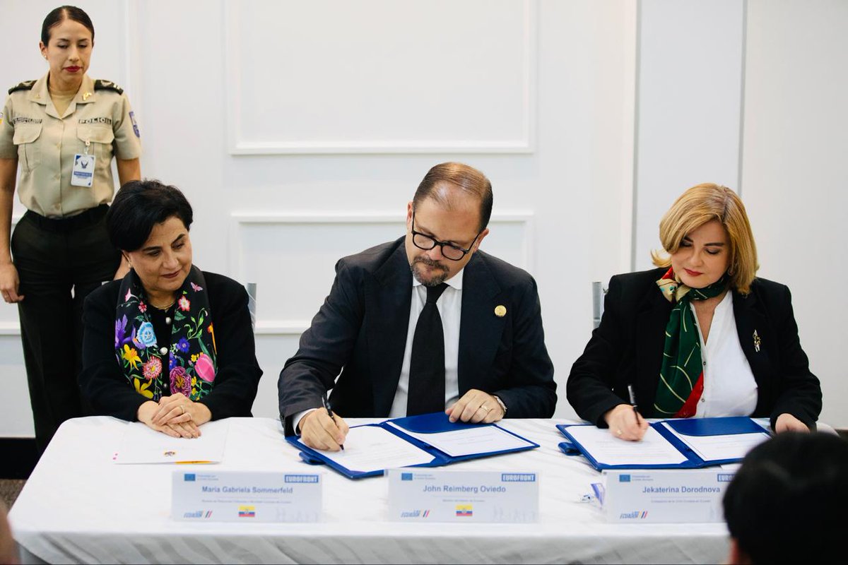 UEenEcuador's tweet photo. #EUROFRONT| El Ministro de @mininteriorec, @JohnReimberg🇪🇨; y la Embajadora de la #UE 🇪🇺, Jekaterina Doródnova @EUAmbEcuador, suscribieron una Declaración de Intención para fortalecer la cooperación técnica en seguridad migratoria y fronteriza. 

El acto contó con la presencia de la Ministra de Relaciones Exteriores @CancilleriaEc, @gabisommerfeld y Olivier Luyckx, Responsable de Programas de Cooperación para América Latina y el Caribe de @EU_partnerships, como testigos de honor.

Durante su intervención, la Embajadora #UE en Ecuador, Jekaterina Doródnova @EUAmbEcuador, expresó: "Ecuador es un socio clave para la UE en la lucha contra el crimen organizado transnacional un fenómeno que no distingue fronteras y que solo puede enfrentarse desde la corresponsabilidad y la acción conjunta".

Por su parte, el Ministro de @mininteriorec, @JohnReimberg indicó: "las fronteras son espacios donde convergen riesgos, oportunidades y responsabilidades compartidas. 
Frente a los flujos migratorios mixtos, las redes de tráfico ilícito y su vinculación con el crimen organizado transnacional, la cooperación internacional es una necesidad impostergable. La acción conjunta es fundamental para avanzar hacia una región más segura y mejor preparada para los desafíos del presente y del futuro".