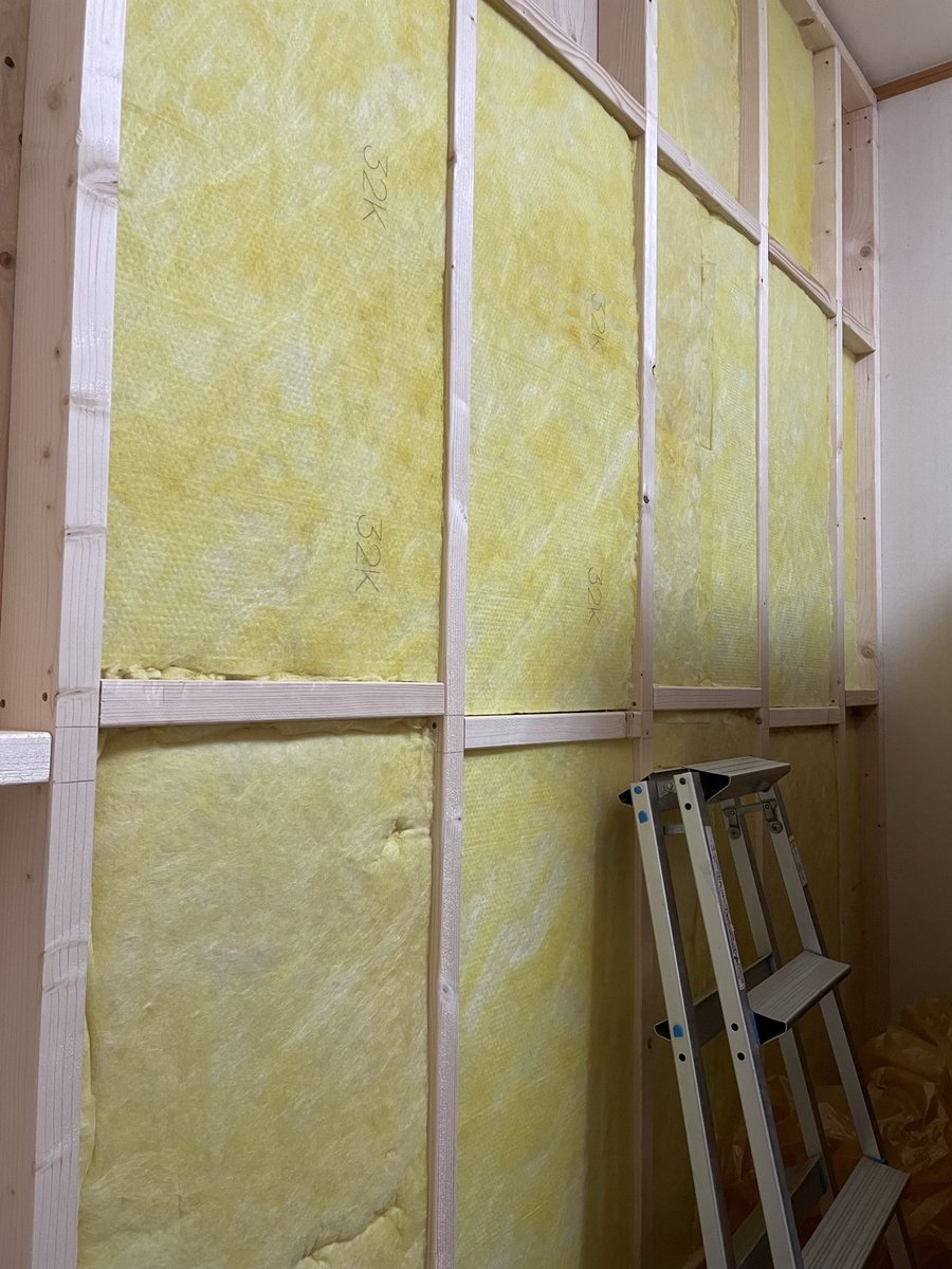 natm191's tweet photo. グラスウールはめ込み。ピッタリ切るの大変😉ハマると気持ちいい
#DIY
#壁作り https://t.co/LNJNdAi4NE
