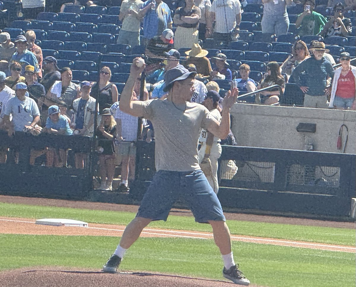 chris_coppola's tweet photo. ⁦@MaryvaleBb⁩ player Adrian Stubbs, who set the new single-game boys HS scoring record with 100 points this season, threw out the first pitch at Wednesday’s ⁦@Angels vs ⁦@Brewers⁩ game at ⁦@AmFamFieldsPHX⁩ https://t.co/YcGx2yYChS