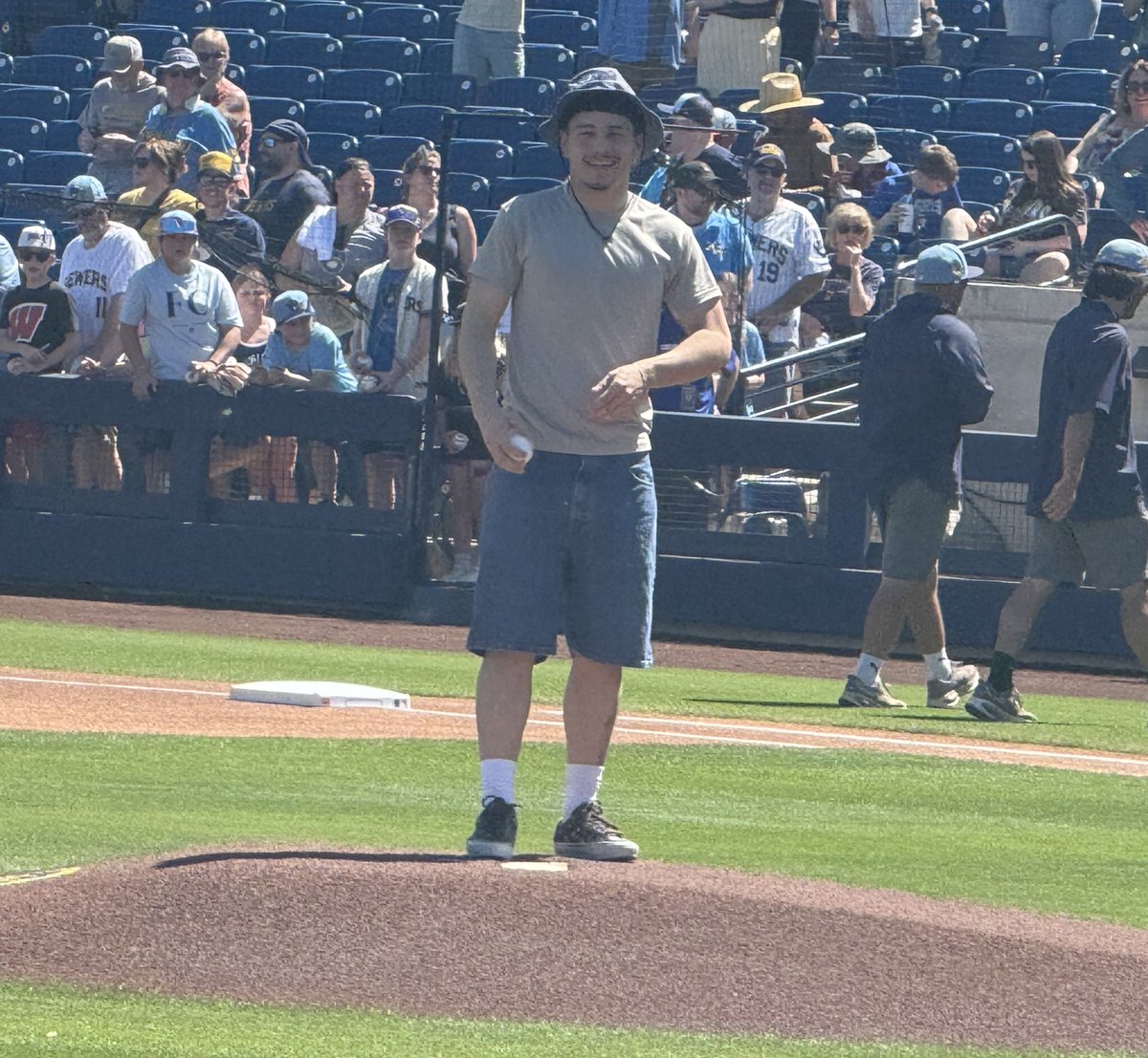 chris_coppola's tweet photo. ⁦@MaryvaleBb⁩ player Adrian Stubbs, who set the new single-game boys HS scoring record with 100 points this season, threw out the first pitch at Wednesday’s ⁦@Angels vs ⁦@Brewers⁩ game at ⁦@AmFamFieldsPHX⁩ https://t.co/YcGx2yYChS