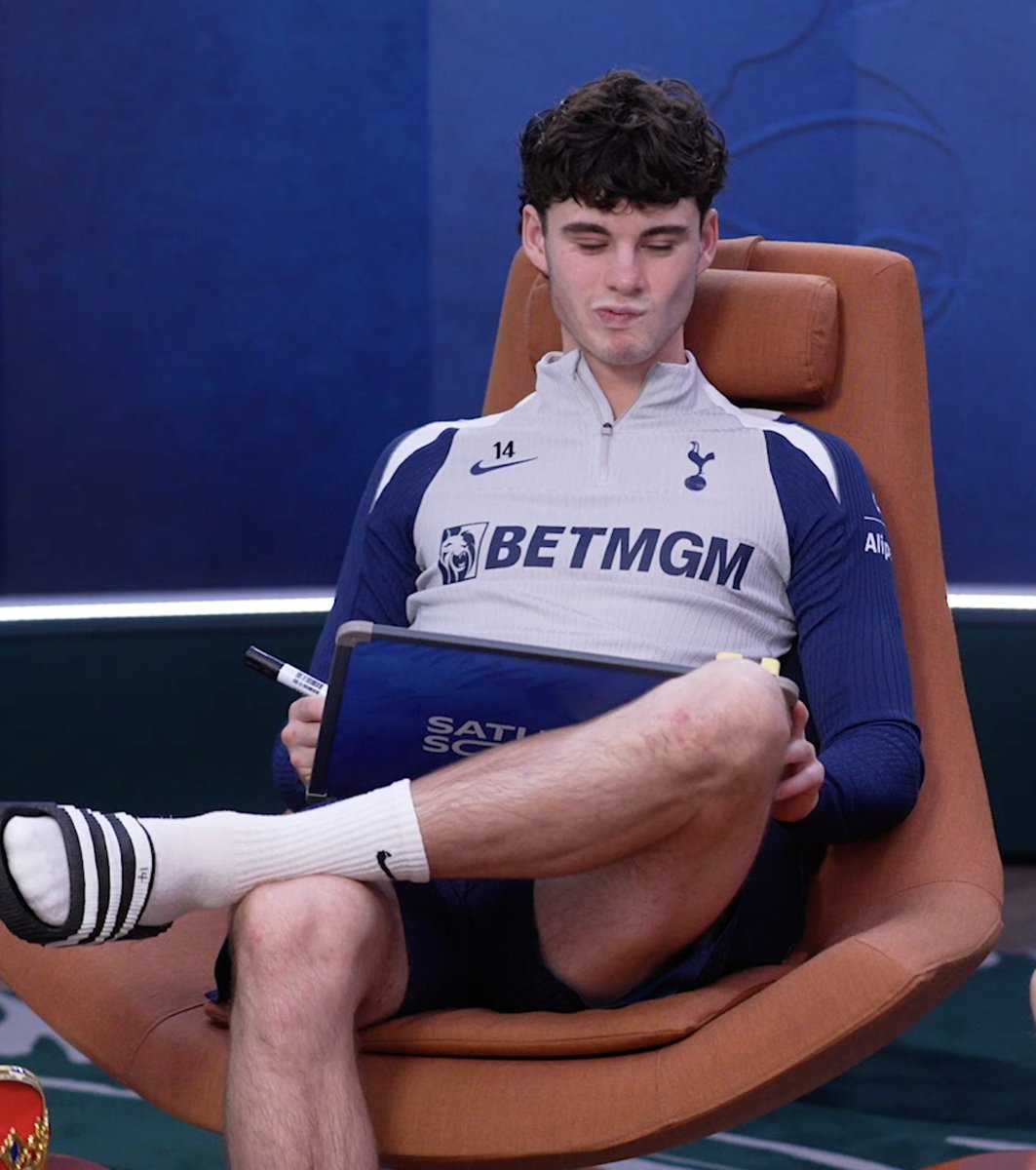 DybalaAndMore's tweet image. Archie Gray #legs