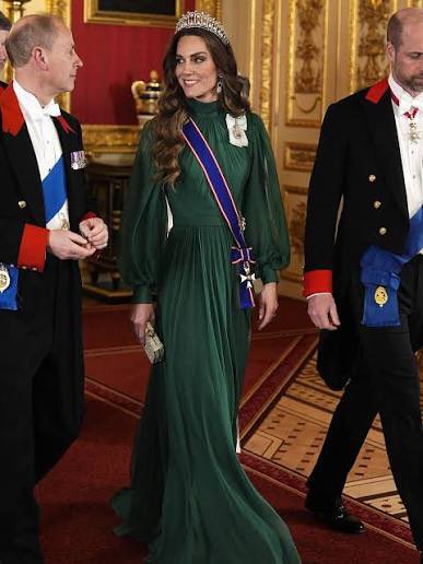 unreMARKLEble's tweet image. #PrincessCatherine in Andrew Gn attending Nigerian State Dinner at Windsor Castle. She wore green to honor the Nigerian flag, and brought out the Lovers Knot tiara. Stunning. #PrincessofWales #WilliamandCatherine #RoyalFamily
