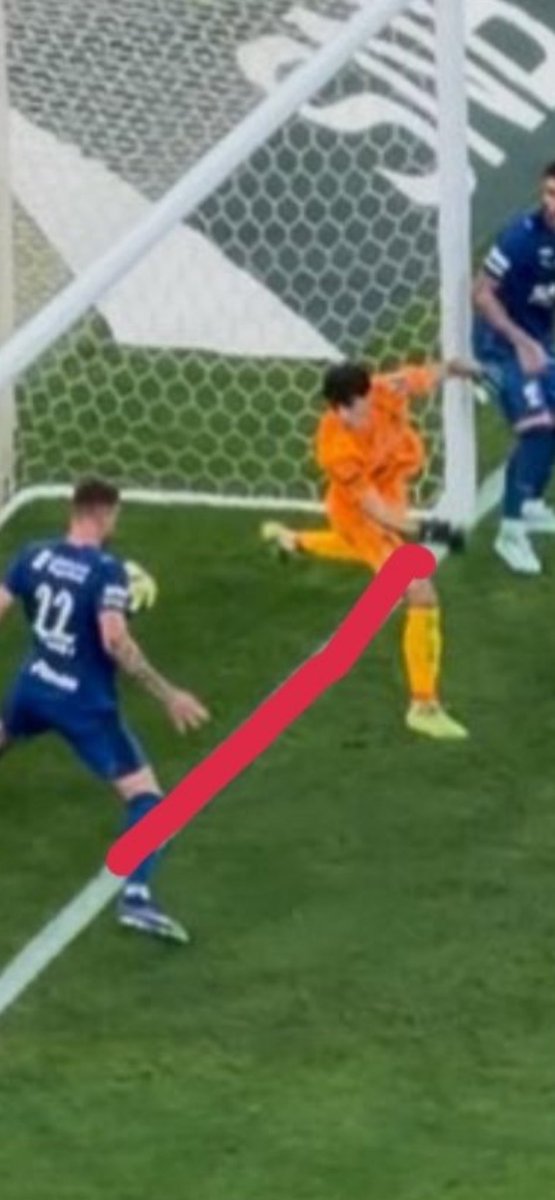 لاحظوا بونو فين يطالع.  والكوره فين. 

مايجي لوحده.