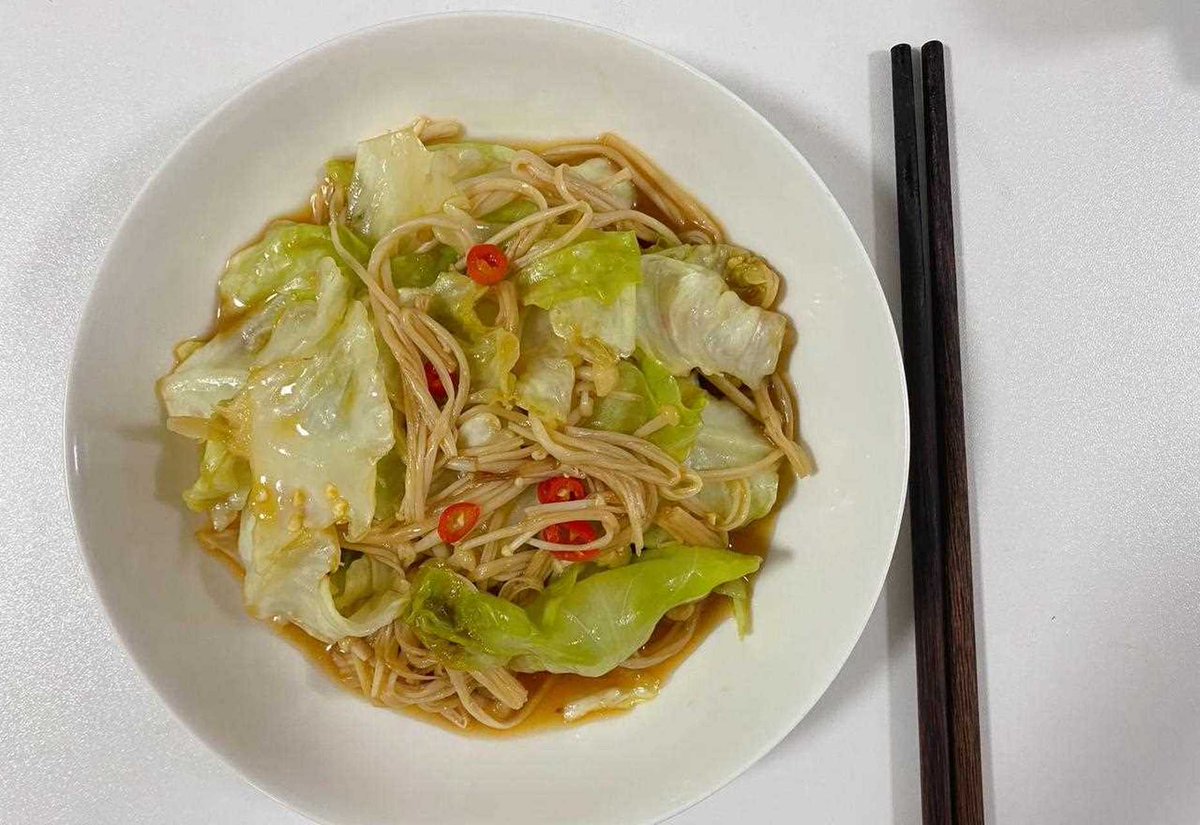 bali_cb's tweet photo. 【3分钟快手减脂餐】香煎鸡胸肉+彩虹糙米饭 高蛋白低GI，吃饱无负担！今天的碳水是紫薯+糙米，蛋白质选了嫩煎鸡胸，蔬菜堆成山，淋点橄榄油+黑胡椒就超香～减脂期也能大口吃饭，快学起来 https://t.co/pdwSwihJwD