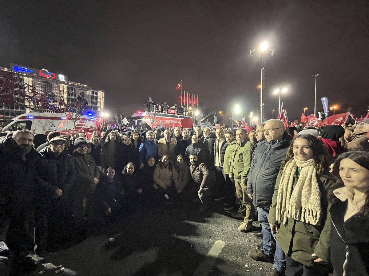 Bir Ekrem, milyonlar oldu; korkunuz bu meydanlar oldu.

Millet nerede diye soranlara cevabımız net:
Millet evinde değil, Saraçhane’de!

Başımız dik, alnımız ak.
19 Mart darbesinin birinci yılında da yine milletleyiz, yine Saraçhane’deyiz!
#chpkartal