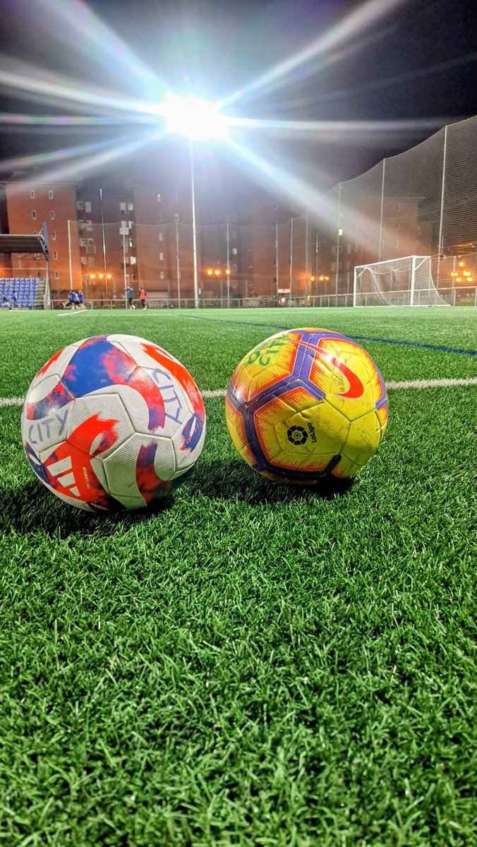 Estrenando la nueva e imponente iluminación del Diaz Vega. Nuestra casa cada día reúne mejores condiciones. Estamos encantados.
Muchas gracias a todos los que lo han hecho posible.

#futbolasturiano 
#asturfutbol 
#oviedocityfc 
#vamoscity