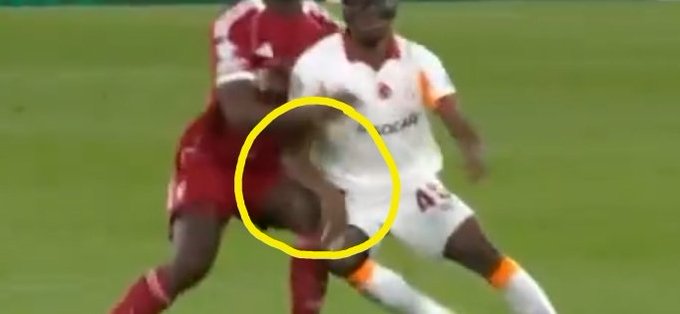 BaybarsBalamirr's tweet photo. Victor Osimhen 'in kolu ya çatlak yada kırık,
Noa Lang parmağından ciddi şekilde yaralanmış.
KANSIZ-ŞEREFSİZLER bunlar ile dalga geçiyor.
Kininiz de, nefretiniz de boğulun...

#ŞampiyonlarLigi #LIVvGS #uefamafia
Galatasaray https://t.co/BnKhGWpSES