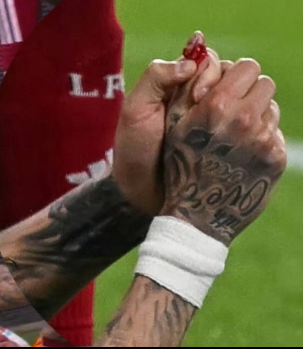 HocamBeyDiyecek's tweet photo. Bu akşam #ŞampiyonlarLigi 
 Liverpool - Galatasaray maçında hem futbol adaleti hem Galatasaray'lıların deyimiyle Osimhen ve Noa Lang sakatlıkları ile ilahi adalet tecelli etti.
#LIVvGS #LIVvGAL Bu Salah 
İngiliz Son 16 Uğurcan Okan Torreira
Arne İcardi Singo Sallai Hakem https://t.co/ZU4MW8QSuq