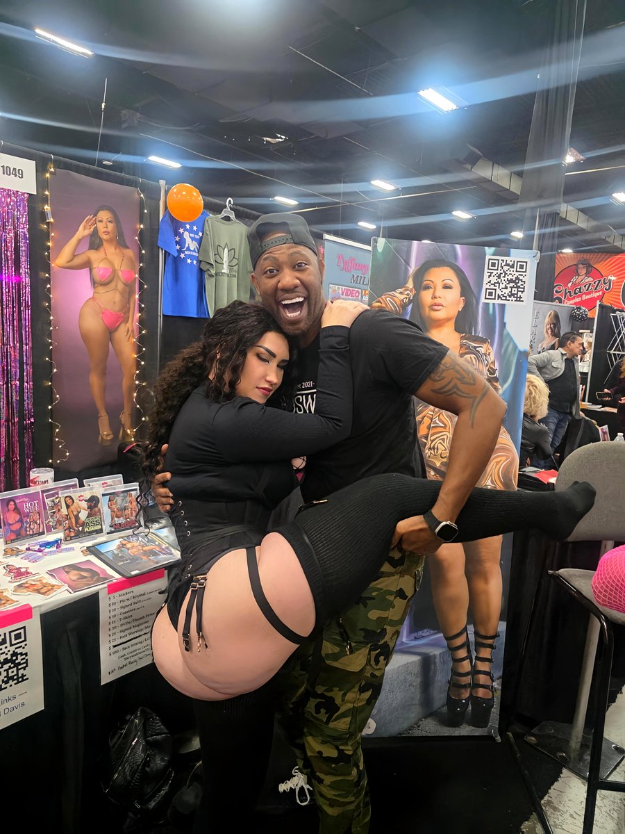 MilahRomanov's tweet photo. My legs hurt. Here's a picture of me and @BoswellBlack3x . The two are unrelated. Probably. https://t.co/gQFHryiiRG