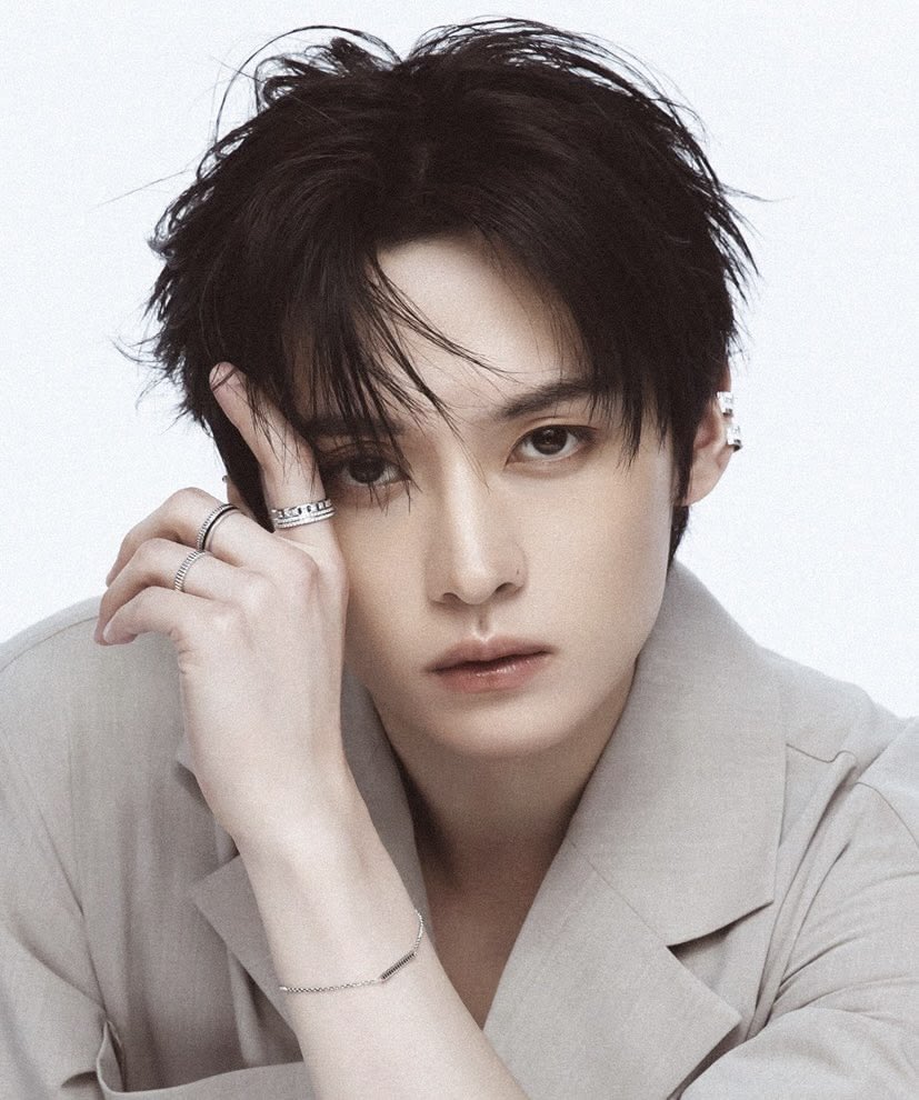 LeeKnowBrasil's tweet image. ↱#INSTA 🐰 18.03.26↲ Karolyne Leibovici, fundadora da agência de relações públicas A&amp;amp;K Communication, com sede em Paris, acaba de seguir o #LeeKnow no Instagram (ele é o único idol de K-pop que ela segue).
 
A mesma é conhecida por gerir a imagem pública e a assessoria de