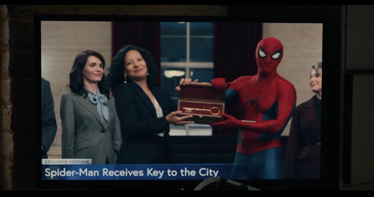 HeretusAsVezes's tweet photo. Acho muito foda como o trailer mostra essa balança entre as duas vidas do Peter e do Homem-Aranha.

Enquanto o Aranha tá no auge, sendo admirado, recebendo a chave da cidade e tudo mais, o Peter tá no fundo do poço, sozinho, sem amigos e completamente sem rumo. https://t.co/OTaebtAzT7