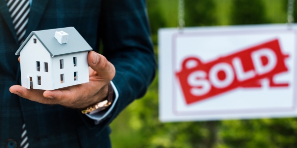 RealEstateEarth's tweet image. El mercado de vivienda en EE.UU. empieza a moverse rumbo a la primavera 🏡
⬆️ Ventas mensuales al alza
⏱️ Menor tiempo en el mercado
📉 Inventario aún limitado
Un entorno más equilibrado, pero aún competitivo 👇
#RealEstate #HousingMarket
realestatemarket.com.mx/noticias/merca…