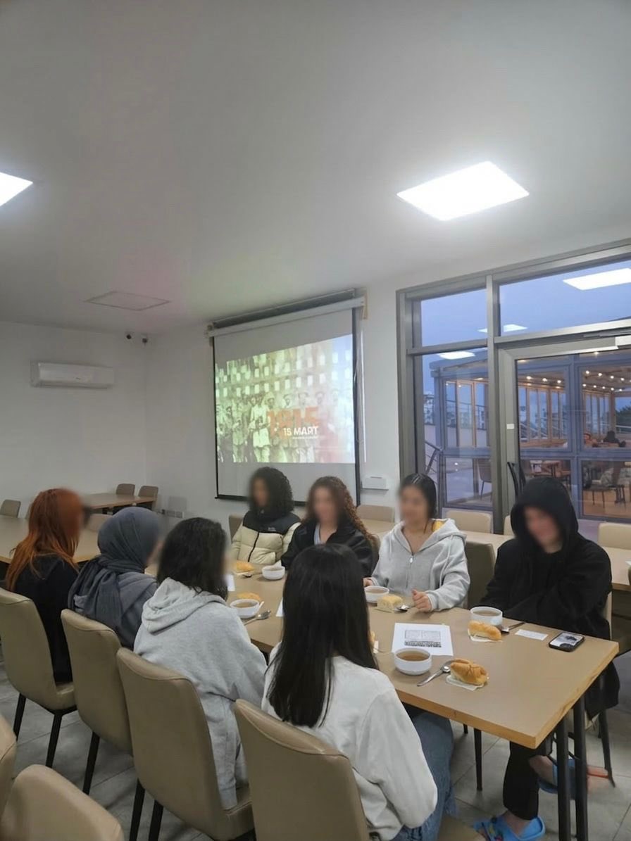 18 Mart Şehitleri Anma Günü ve Çanakkale Zaferi’nin yıl dönümünde, Şehit İlhanlar Yurt Müdürlüğü olarak bu anlamlı günü yalnızca sözlerle değil, gönüllerimizi birleştiren soframızla da yad ettik.

Ruhları şad olsun🇹🇷🇹🇷🇹🇷