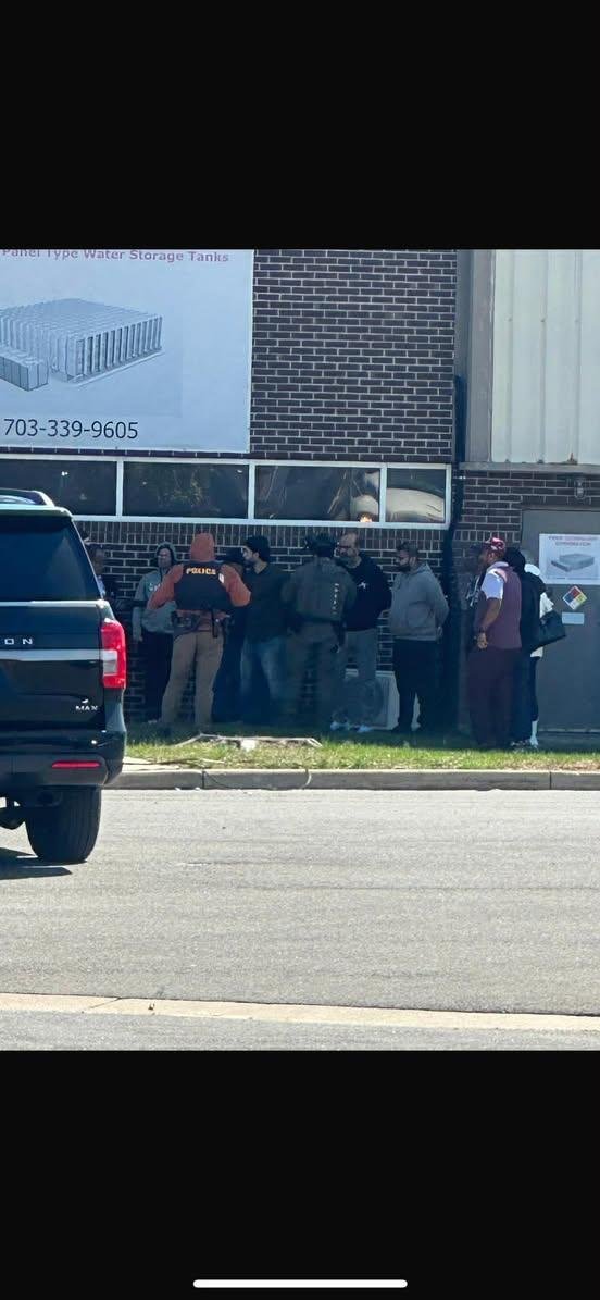 KimKatieUSA's tweet image. Close up of the agents with a slew of illegal aliens detained outside a warehouse.