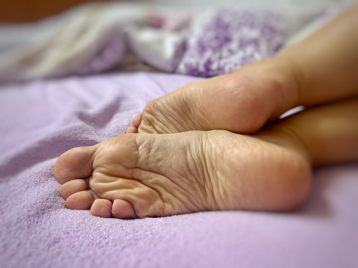 tiptoemaria's tweet photo. @rt_feet My beautiful and soft feet are in bed right now 👣 https://t.co/CRlJnJVADd