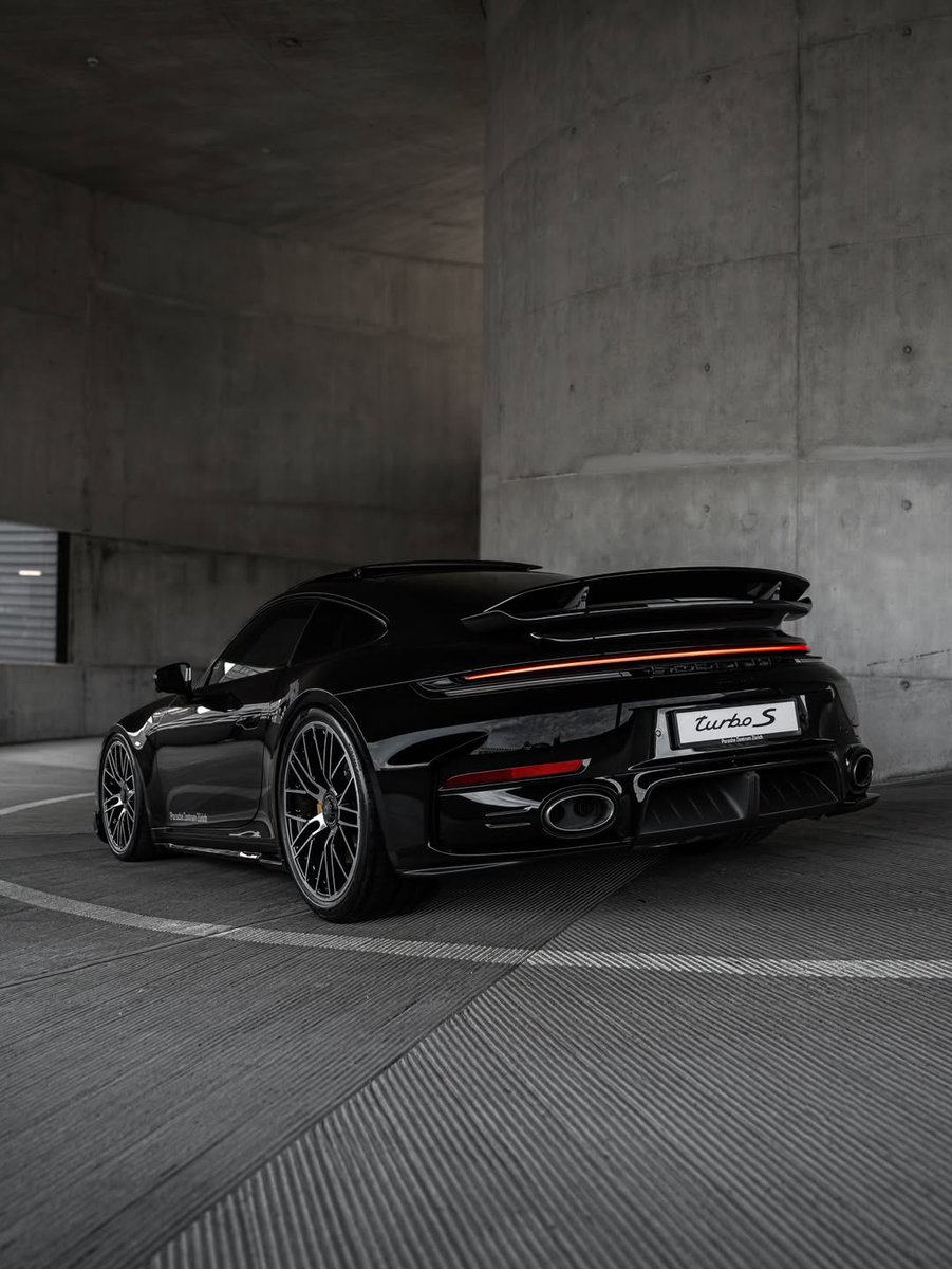 competitionreal's tweet photo. Porsche 911 Turbo S 🖤 https://t.co/mFDAG2TiLz