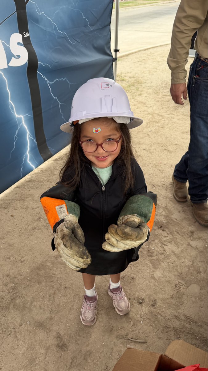 AEPTexas's tweet photo. Rio Grande City employees brought trucks, tools and hands-on demonstrations to teach students about electrical safety and utility careers. Full story: https://t.co/U6xaDVqyWv
#WeAreAEPTexas #EmployeeCommitment #CareersInEnergy https://t.co/itYnz64NAr