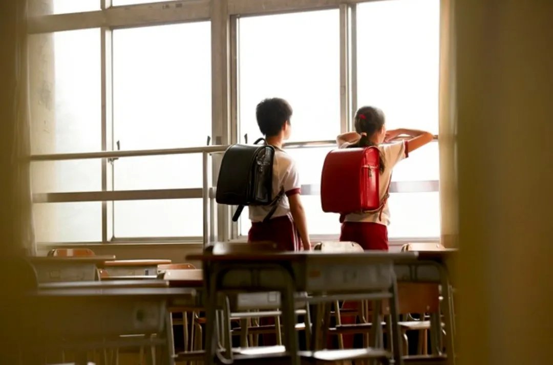 MeeHaniz23's tweet image. "When you thought you’d aced the presentation… but your slides decided to show your 3AM snack run photos instead. ♂ #WorkFail #CampusChaos"