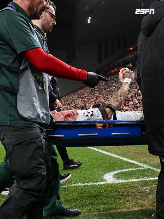 _LucaTM's tweet image. RT VE YORUM YAPALIM GÜNDEME DÜŞSÜN 

Player safety must be the priority! Noa Lang’s serious hand injury caused by unsafe advertising boards is unacceptable. @UEFA, we demand an immediate investigation and safer pitchside equipment. This cannot happen again!