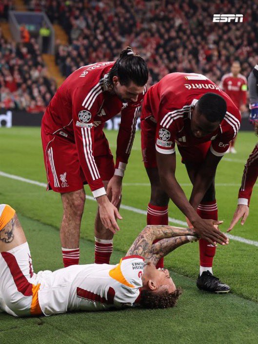 _LucaTM's tweet image. RT VE YORUM YAPALIM GÜNDEME DÜŞSÜN 

Player safety must be the priority! Noa Lang’s serious hand injury caused by unsafe advertising boards is unacceptable. @UEFA, we demand an immediate investigation and safer pitchside equipment. This cannot happen again!