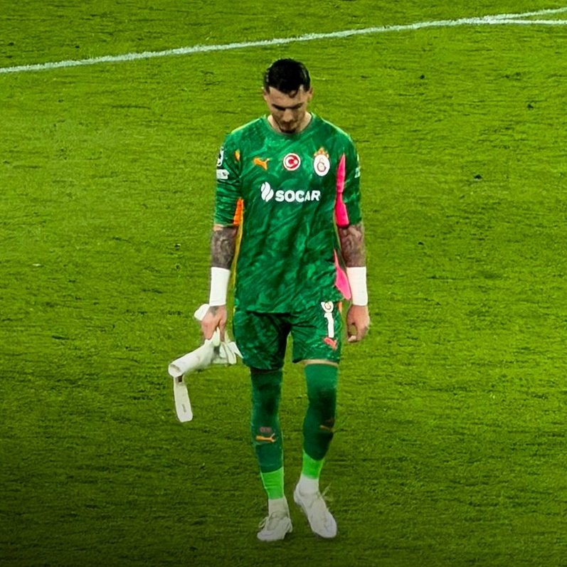 Claudioggia's tweet photo. Öncelikle o başı bir dik tutalım aslanım, sonra da kariyerinin ilk Şampiyonlar Ligi macerasında yazdığın bu hikayeyle kendin için gurur duy. Biz seninle çok büyük gurur duyuyoruz https://t.co/d4P1O63LwC