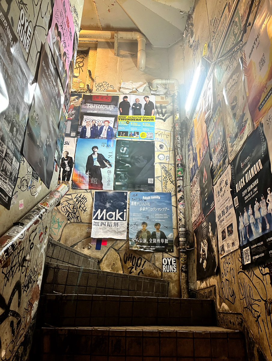 cafeellatte0321's tweet photo. 昨夜の渋谷チェルシーホテル
ライブハウスの熱気を感じる佇まいがカッコいい
仕事帰り姿がちょっと浮いてたかなぁ…

昨日のセットリスト。下さったミモさん、譲って下さったあかりさん、リネさん、ありがとうございました🙇
#メとメ #MTM #metome https://t.co/kkrSUPemi3