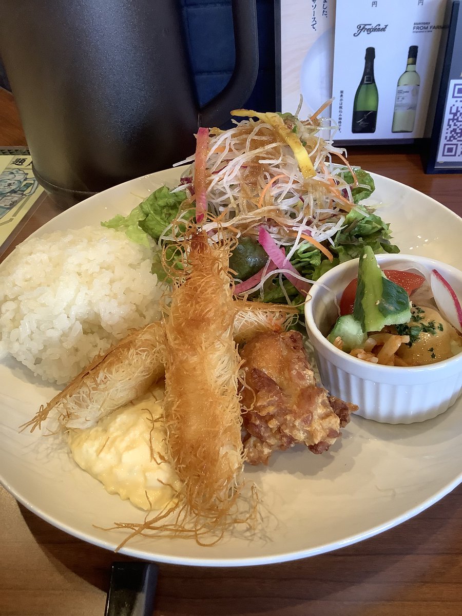 mauryo13's tweet photo. 最近ハマっています。カダイフ。
岡町駅から徒歩数分の鉄板居酒屋とりちゃんさん！
左からエビタルタルソース。豚フィレサルサソース。
鶏胸肉トリュフソース。
どれも美味しい。ランチプレートはお野菜たっぷりにスープ付き。
ランチプレートでワイン飲むのが夢😆

#豊中市　#ランチ　#昼飲み https://t.co/aajOlWcvlH