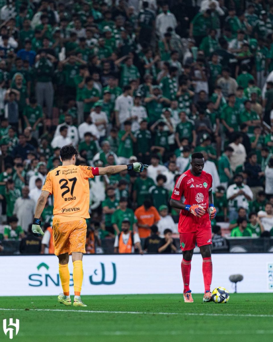 ميندي حارس الاهلي بأقل من يوم
انسحبت منه ميدالية وكأس بطل افريقيا 
وانطرد من كاس الملك
وكلها راحت لبونو 💀💙😨