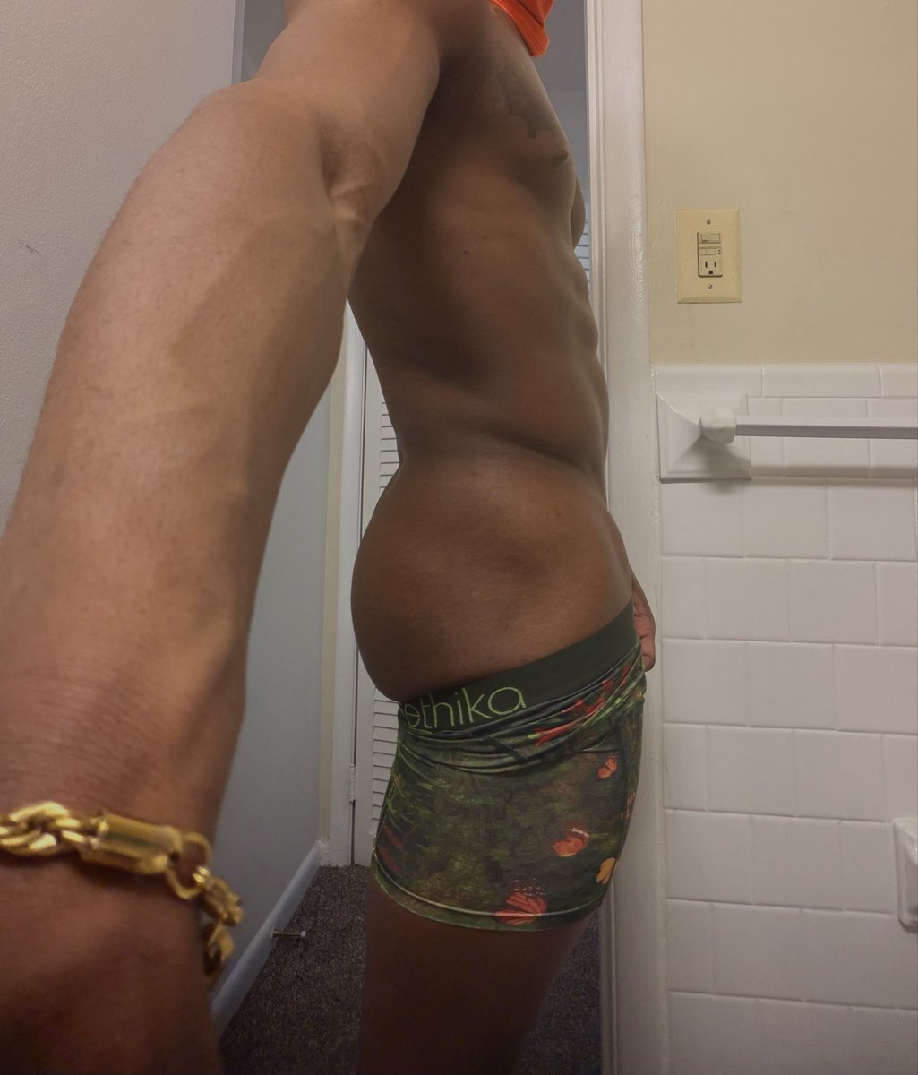 fansluvmel's tweet photo. hump day 🍑 https://t.co/vxjG8LO3Zx