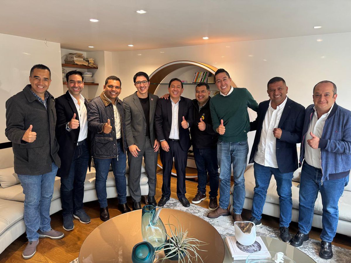 CarlosAmayaR's tweet photo. Colombia necesita menos confrontación y más acuerdos. Por eso me enorgullece que el Equipo Verde Esperanza, que conformamos en 2022 siga creciendo y que extraordinarios líderes hayan logrado su elección al nuevo Congreso de la República.

Hoy, este equipo se consolida como la tendencia mayoritaria al interior del @PartidoVerdeCoL.

Todo mi reconocimiento a los senadores electos @JohnAmayaR, de Boyacá; @DuvalierSanchez, del Valle del Cauca; y @eduenriquezc, de Nariño; así como a los representantes electos por Boyacá, @JaimeRaulSt y @YamitNoeHurtado; por Bogotá, @MauroToroO; por Casanare, @DiegoGalfonso; y por Cauca, Víctor Armero.

Un equipo responsable que cree en el diálogo y toma decisiones firmes para superar las desigualdades con oportunidades reales.

Colombia solo puede avanzar si las regiones se convierten en el motor del desarrollo, encontrando un equilibrio entre lo social y lo productivo.