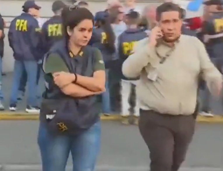 Esta agente de la Policía Federal <a href="/PFAOficial/">Policía Federal Argentina</a> , que mes a a mes cobra DE LA NUESTRA, le dijo a una jubilada de 71 años:

“A esa vieja se la COGEN todos los jubilados”.

Seguro es vecina de alguien,  o alguien la conoce y puede hacerle llegar un cálido saludo.