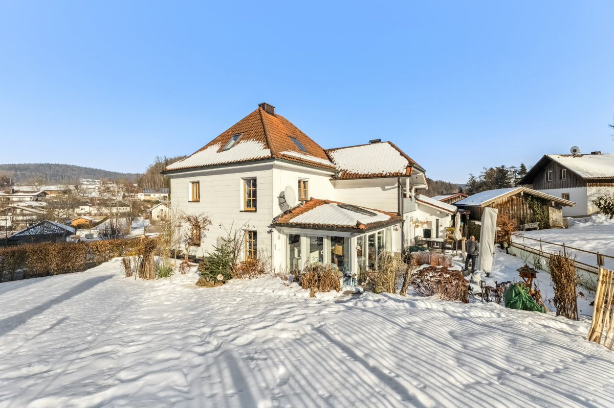 mircomaurer's tweet photo. ✨ Ihr bezugsfertiges Refugium bei Passau!
🏡 196 m² Wohnglück auf 1.006 m² Grund – 2024/25 für über 100.000 € aufwendig saniert.
🛋️ Lichtdurchfluteter Wintergarten und Bosch-Küche
🛁 Neues Bad mit Regendusche
🚗 XL-Doppelgarage für Tüftler
🔑 Einziehen und aufatmen, KP420.000€ https://t.co/Xn0Nn6xnIW