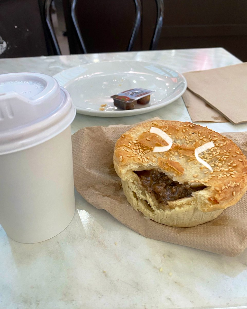 444coffee's tweet photo. ステーキオニオンパイ🥧🤍オーストラリアはパイがまじでおいしい🤍彼氏とハウスメイトとその友達たちが朝まで騒いでみんな雑魚寝しててきもいので早朝ウォーキング https://t.co/xP5eHeL37e