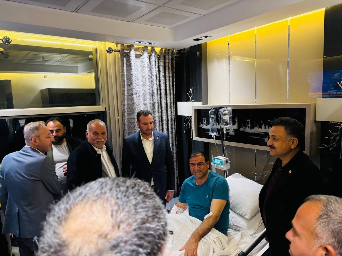 mahmutgunes_63's tweet photo. Şanlıurfa milletvekilimiz Sn hikmet Başak ve Akçakale İlçe Başkanımız İsa Murat sabuncu ile birlikte, New Hospital Hastanesi’nde tedavi gören sn Ali Çiftçi’yi ziyaret ettik.

Kendisine Yüce Allah’tan acil şifalar diliyor, en kısa sürede sağlığına kavuşmasını temenni ediyorum.

#ReceptayyipErdoğan 
#Ahmetbüyükgümüş
#HikmetBaşak
#MehmetIlhamiGünbegi
#BekirBozdağ
#AKParti
@SbrKnk